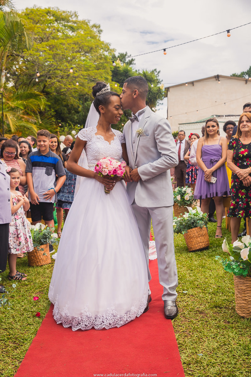 noivo bejia testa da noiva ao recepciona -la