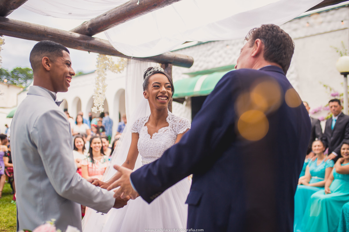noivos felizes durante a cerimônia