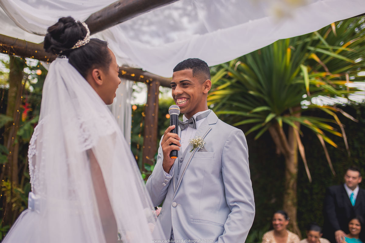 Noivo olhando para a noiva e se declarando
