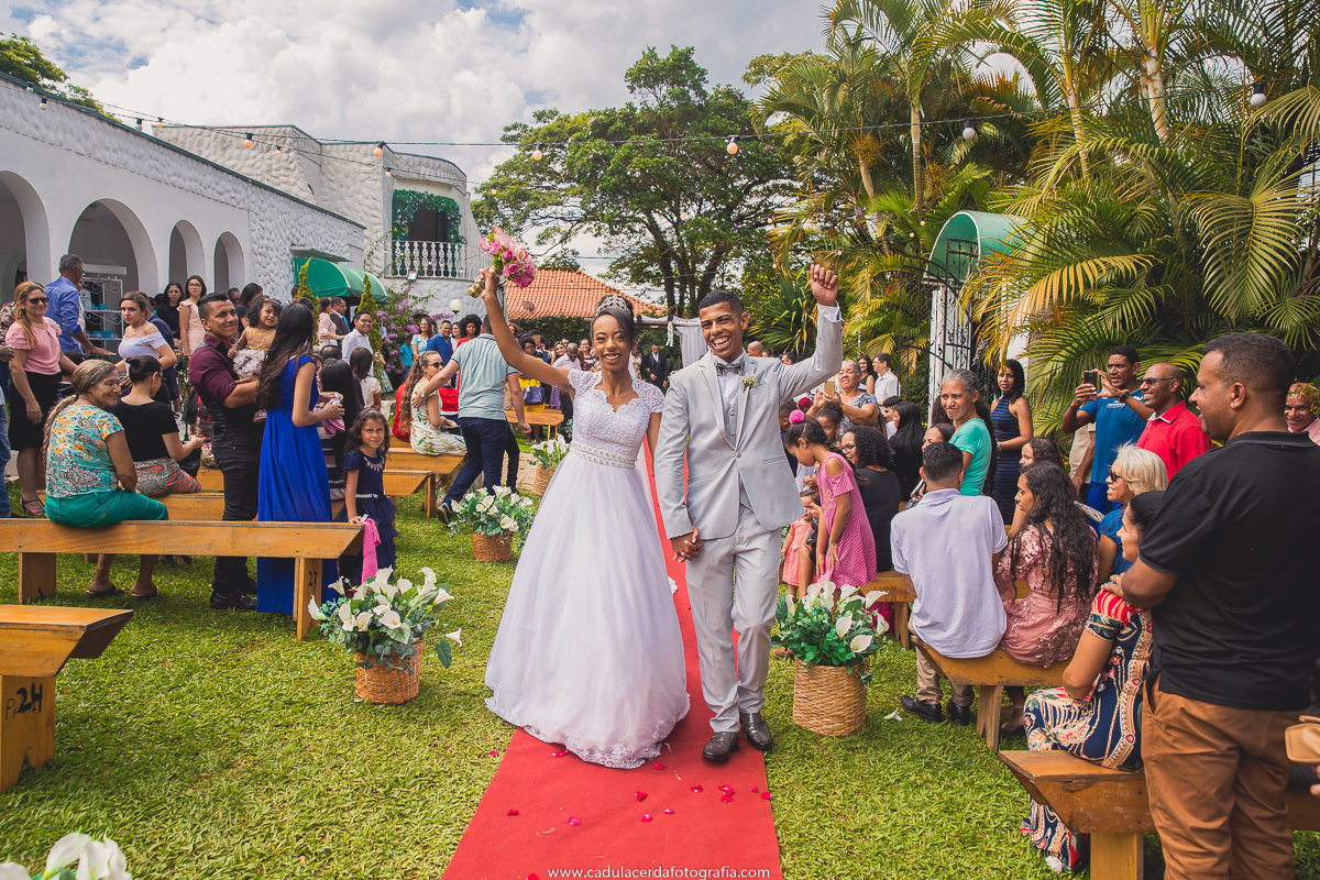 saída dos noivos na cerimônia