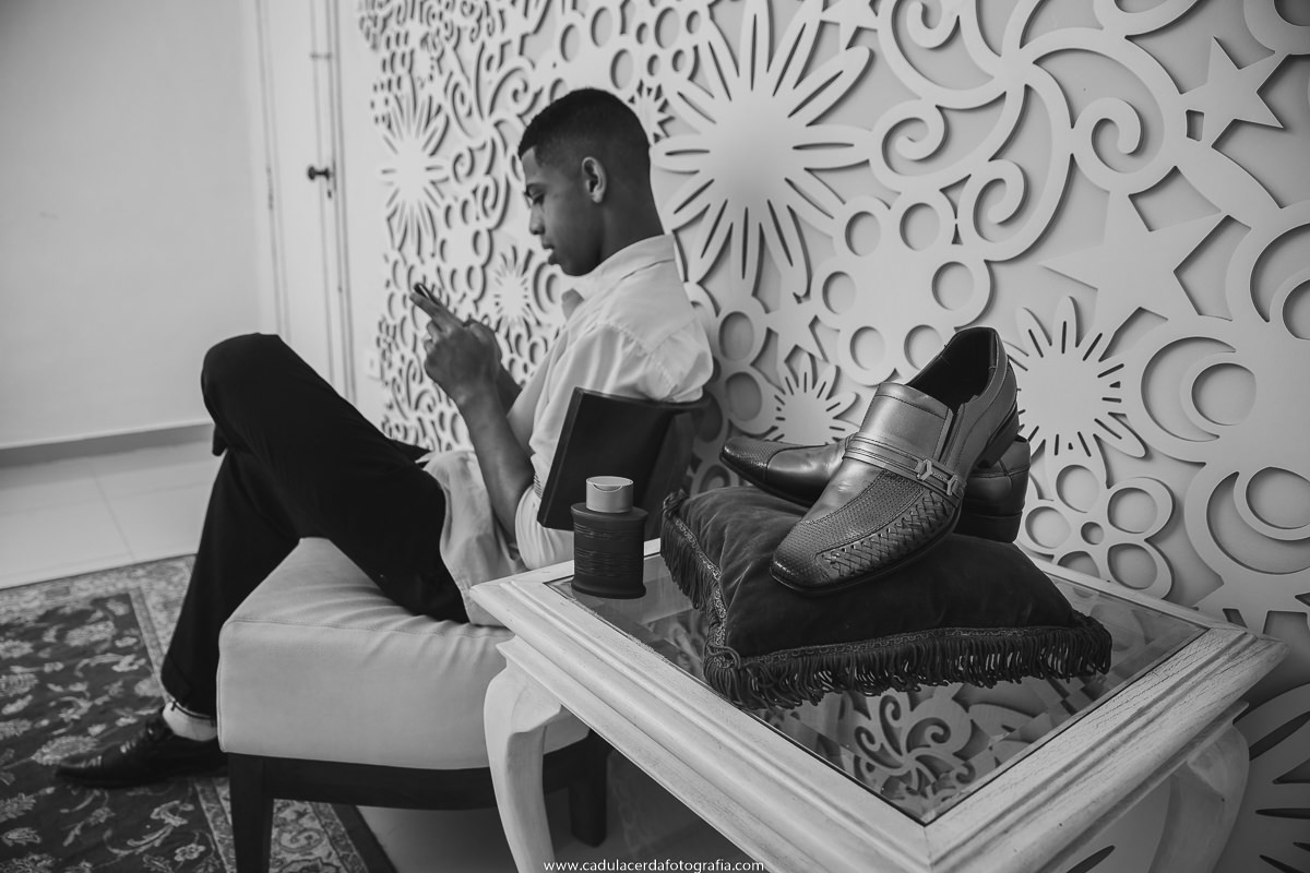 Noivo se preparando para o casamento