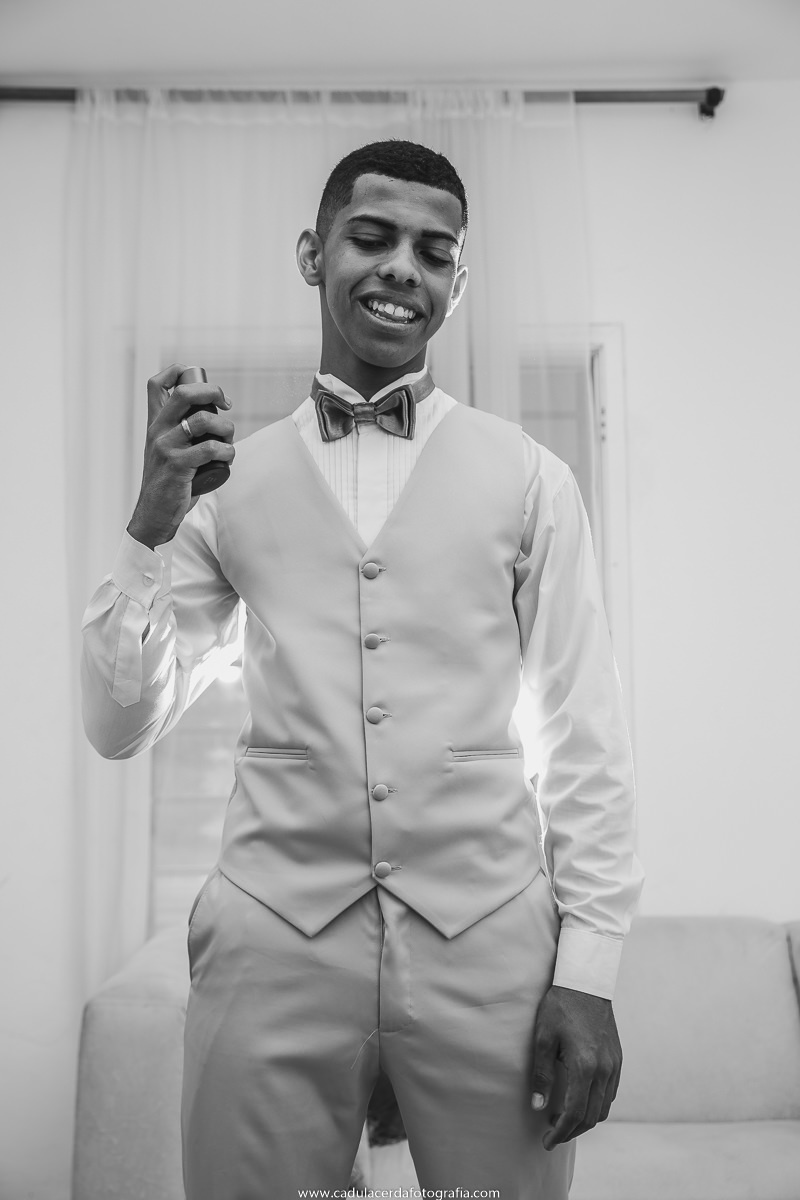 Noivo passando perfume em seu making of