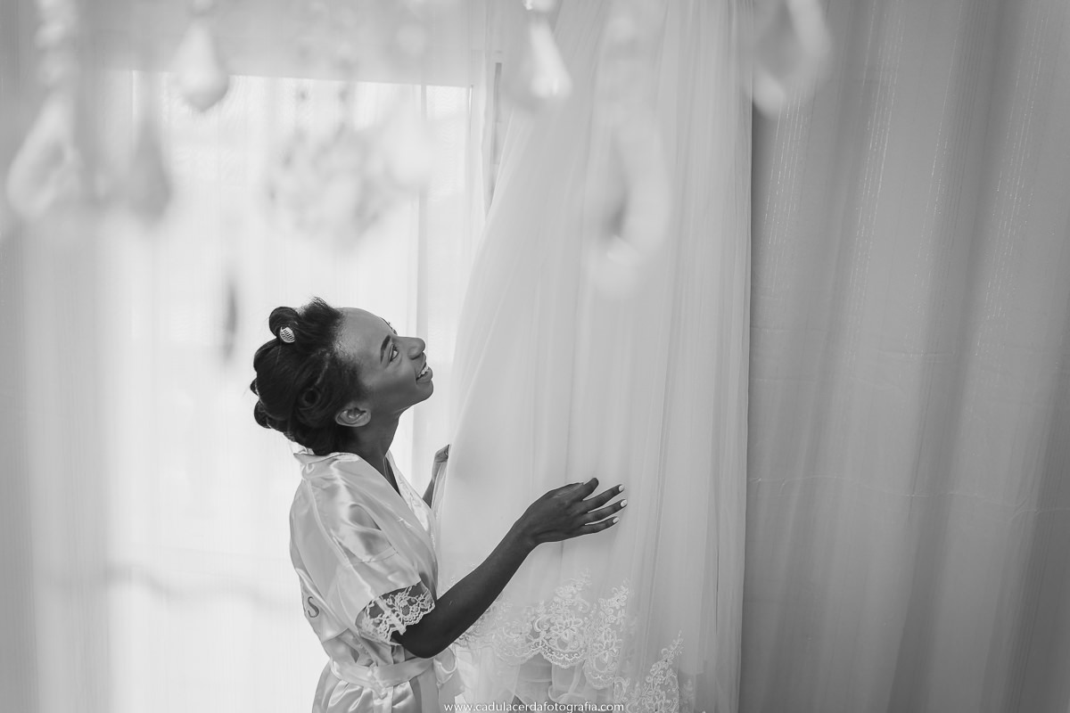 Noiva olhando para  o seu lindo vestido no salão gizele grenza em poá.