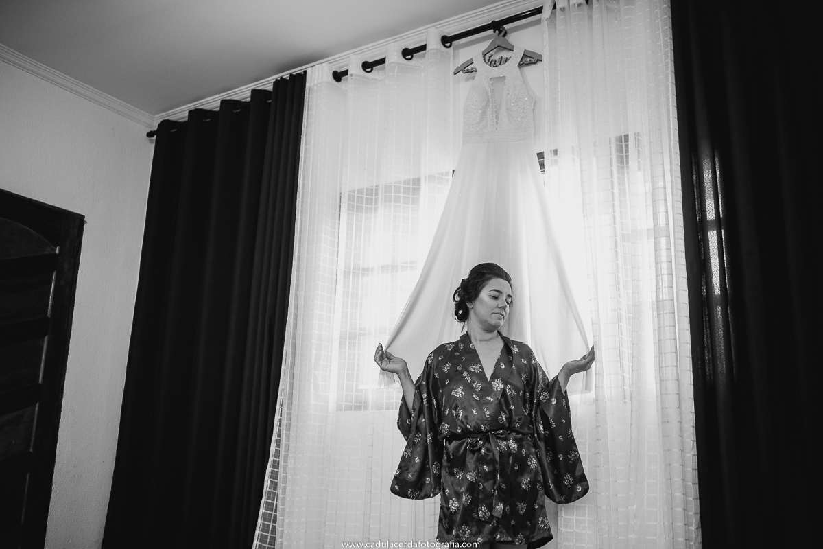 retrato da noiva junto ao seu vestido