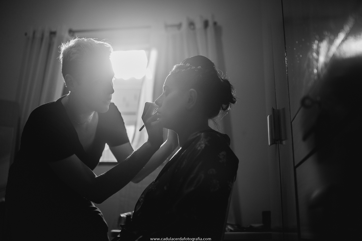 Noiva fazendo maquiagem