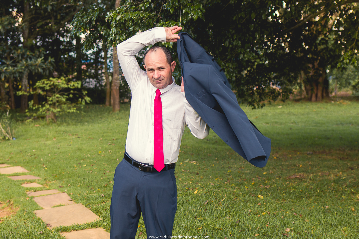 Noivo vestindo o paletó