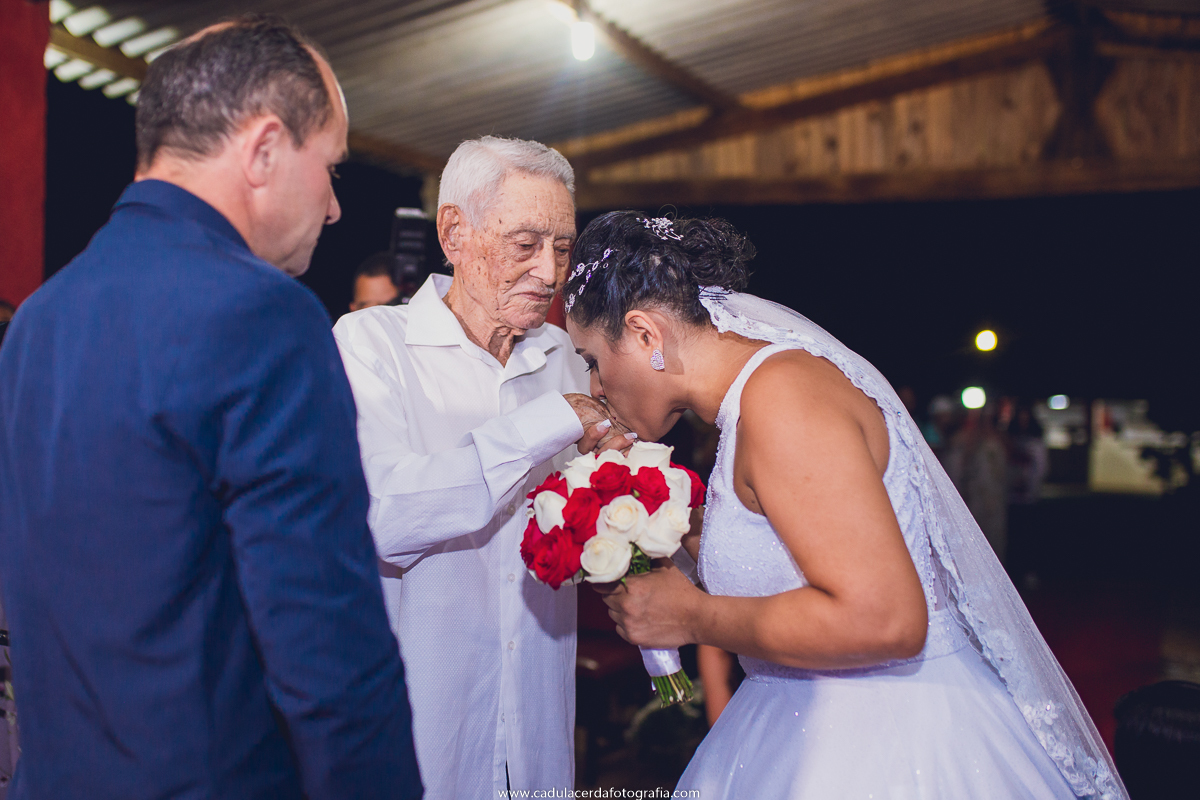 Noiva beijando a mão do avô