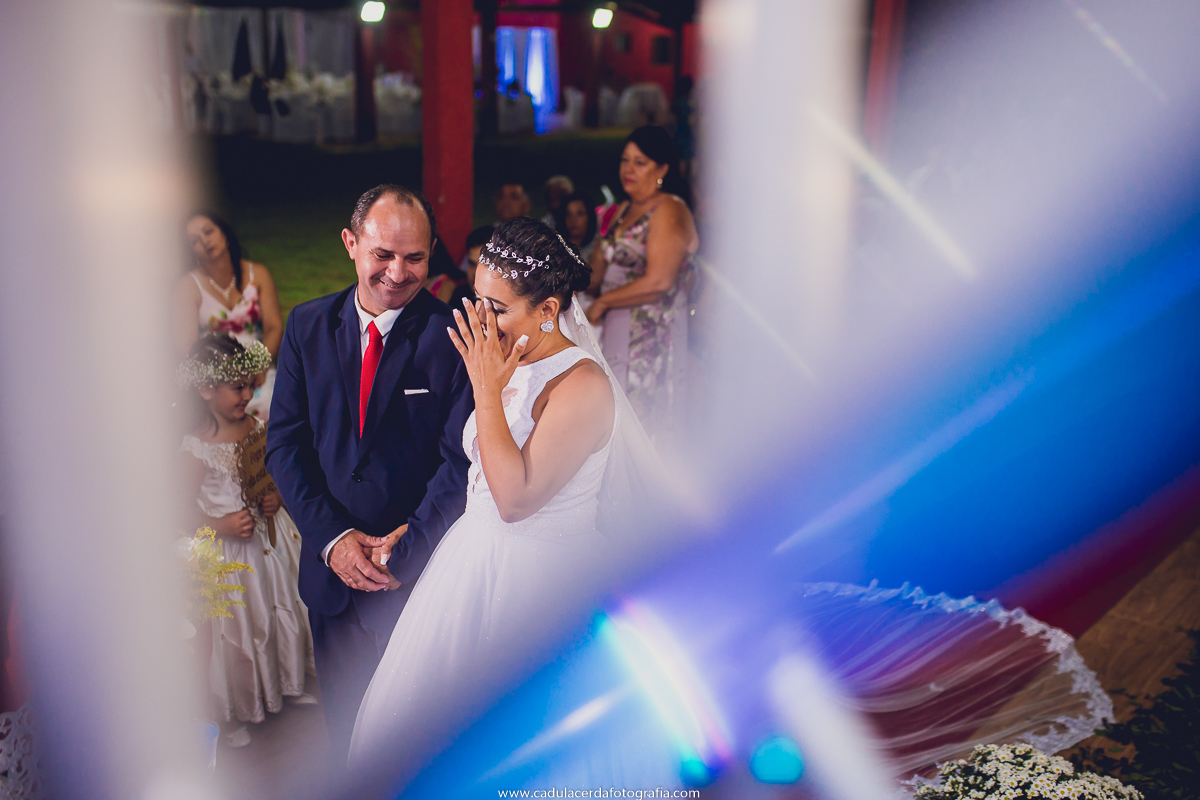 Noiva emocionada  durante a cerimônia