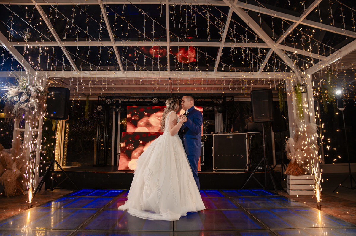 Destination wedding photography Medellín