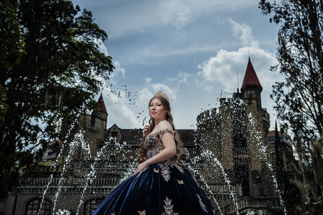 Retrato de quinceañera en los jardines del Museo El Castillo.