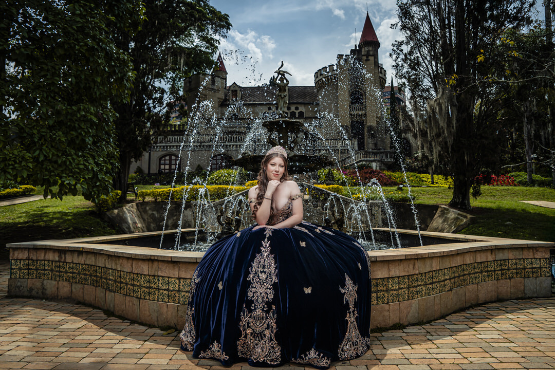 Retrato de quinceañera en los jardines del Museo El Castillo.