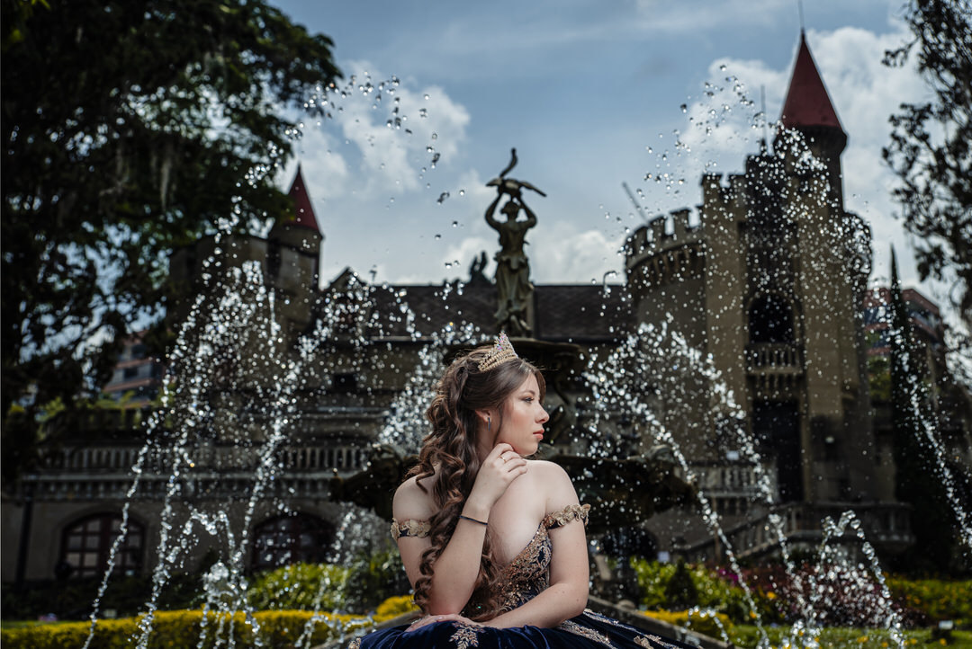 Retrato de quinceañera en los jardines del Museo El Castillo.