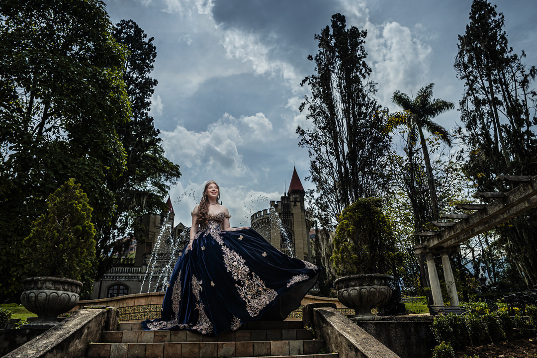 Retrato artístico de quinceañera en un escenario histórico.