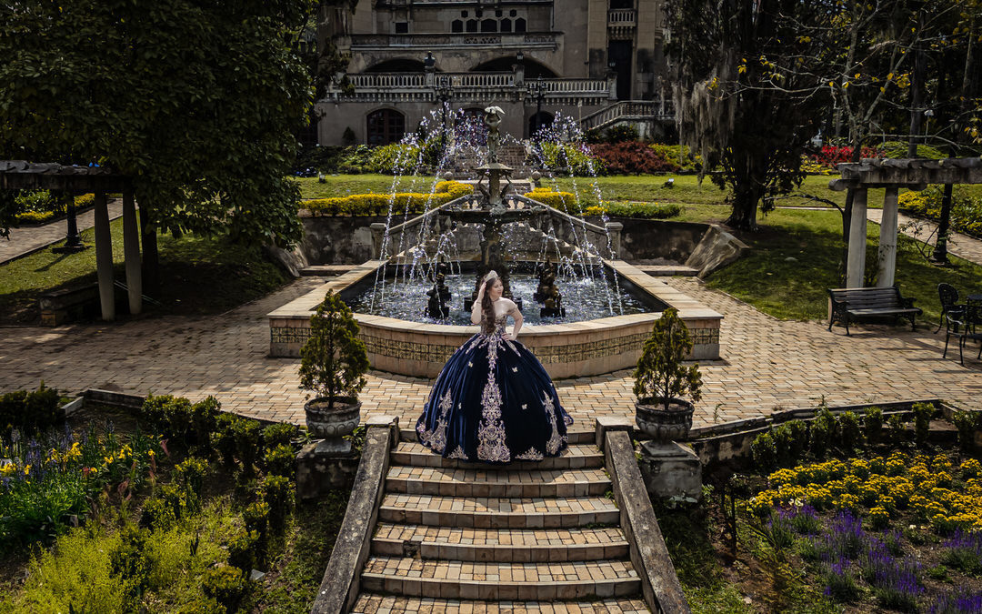 Retrato artístico de quinceañera en un escenario histórico.