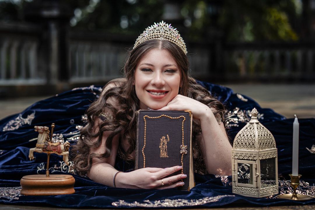 Sesión de quinceañera rodeada de jardines y arquitectura europea.