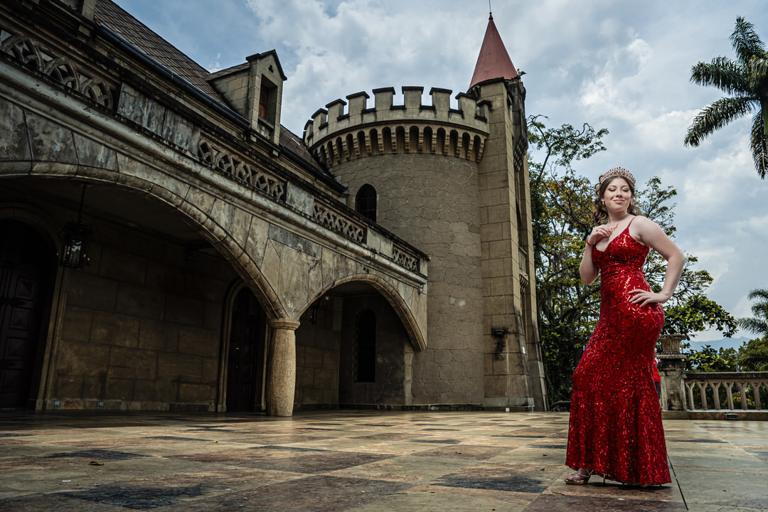 Sesión de quinceañera rodeada de jardines y arquitectura europea.
