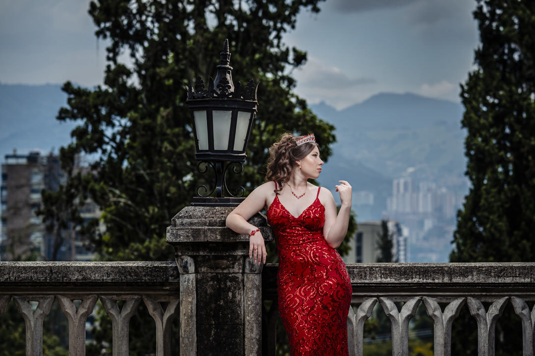 Retrato de quinceañera con un estilo romántico en el Museo El Castillo.