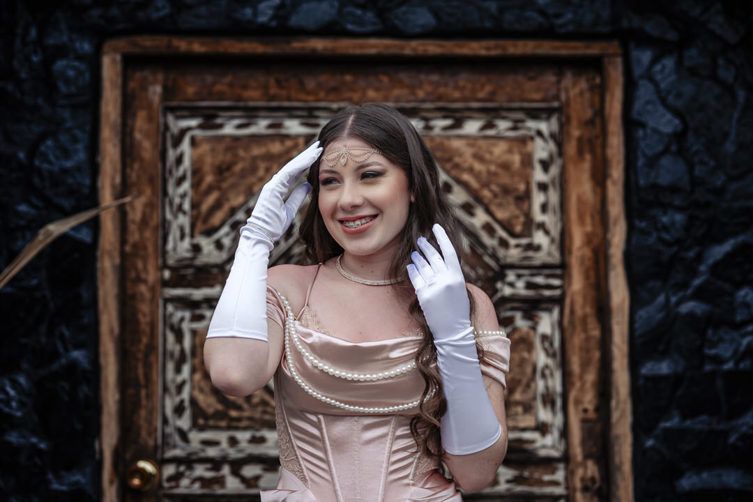 Retrato de quinceañera con un estilo elegante y natural.