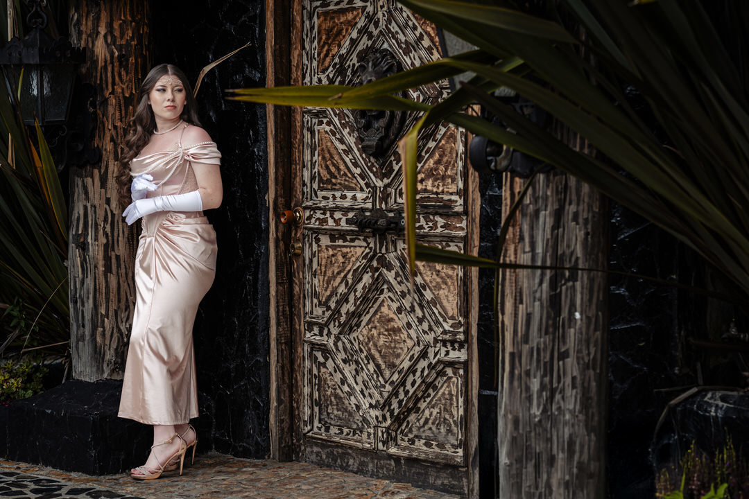 Retrato de quinceañera con un estilo elegante y natural.