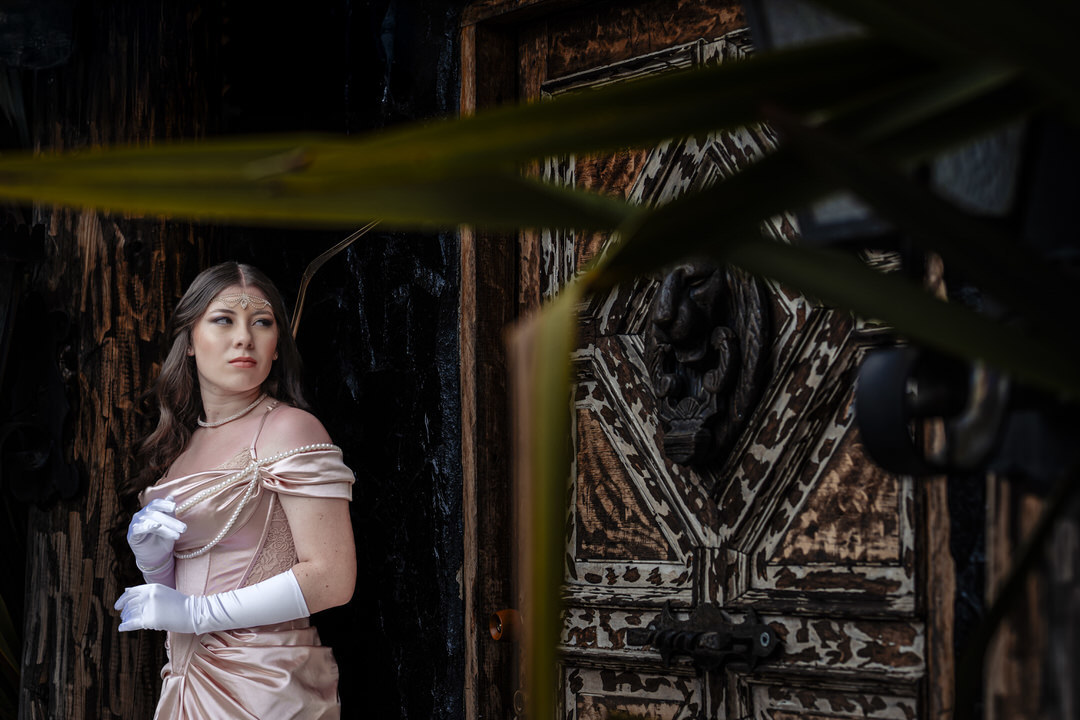 Retrato de quinceañera con un estilo elegante y natural.