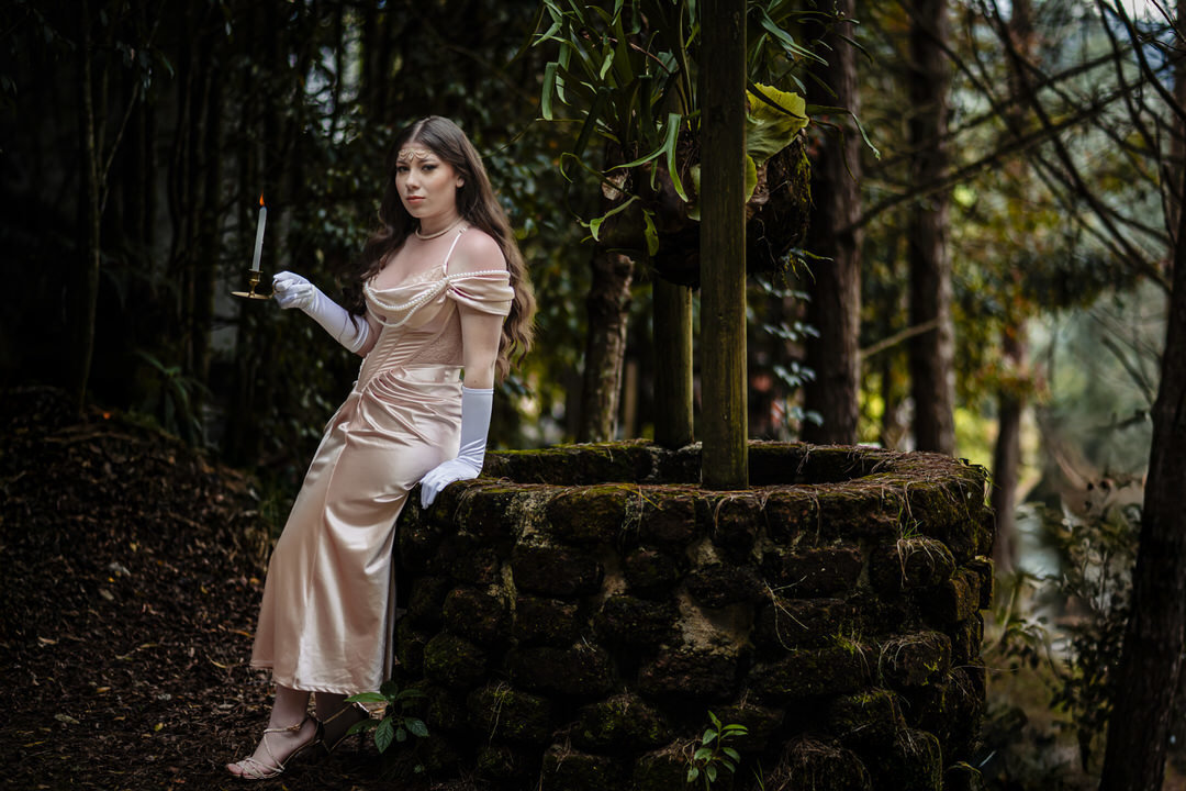 Retrato artístico de quinceañera en un escenario histórico.