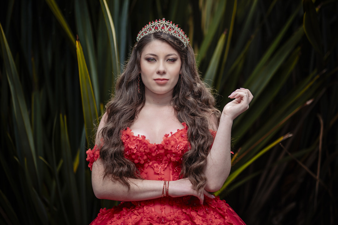 Retrato artístico de quinceañera en un escenario histórico.