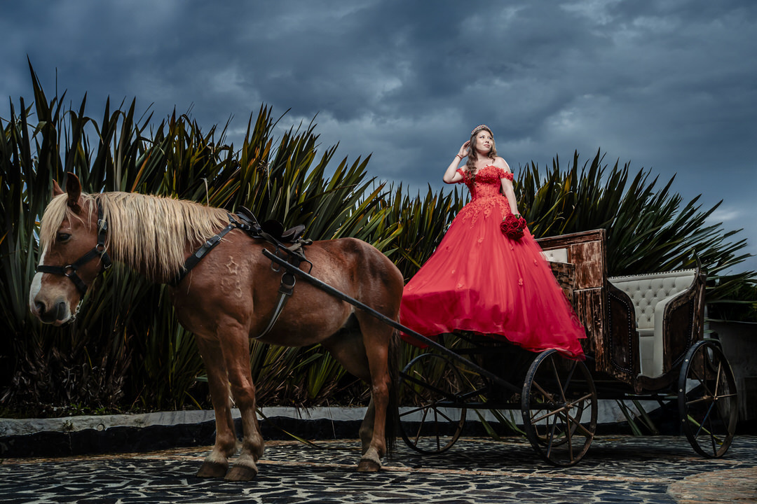 Sesión de quinceañera rodeada de jardines y arquitectura europea.