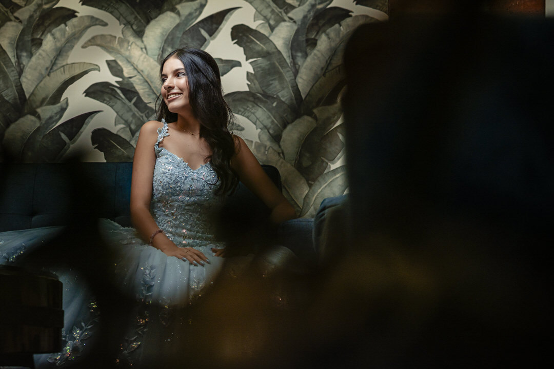 Retrato de quinceañera con vestido de gala.