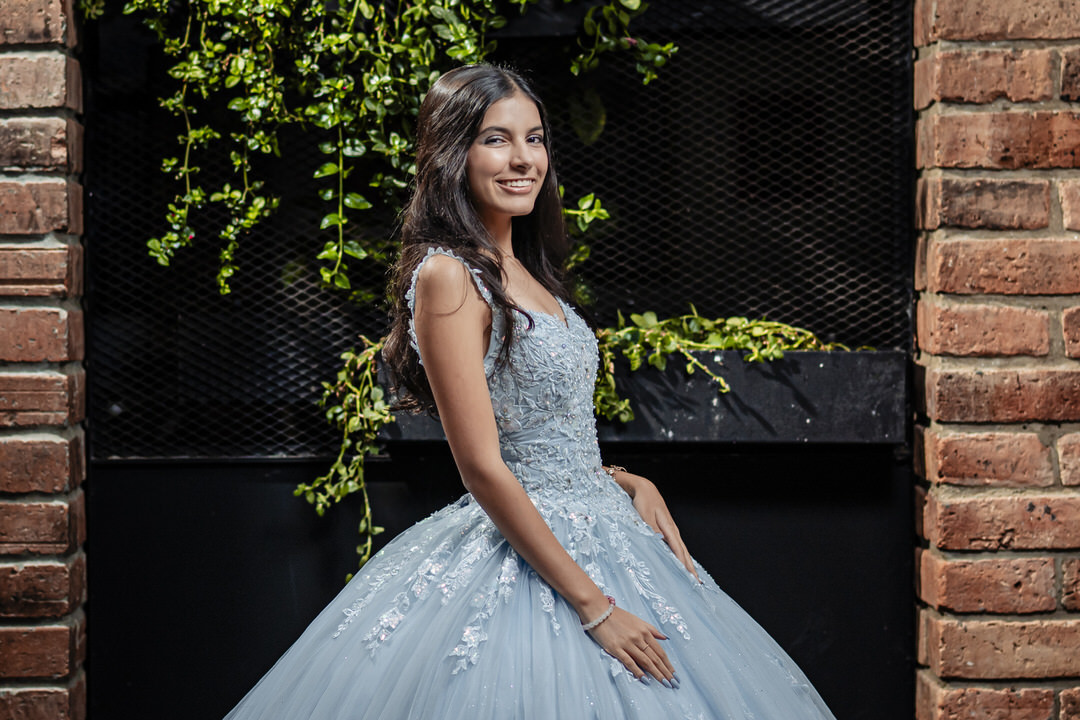 Retrato de quinceañera con vestido de gala.