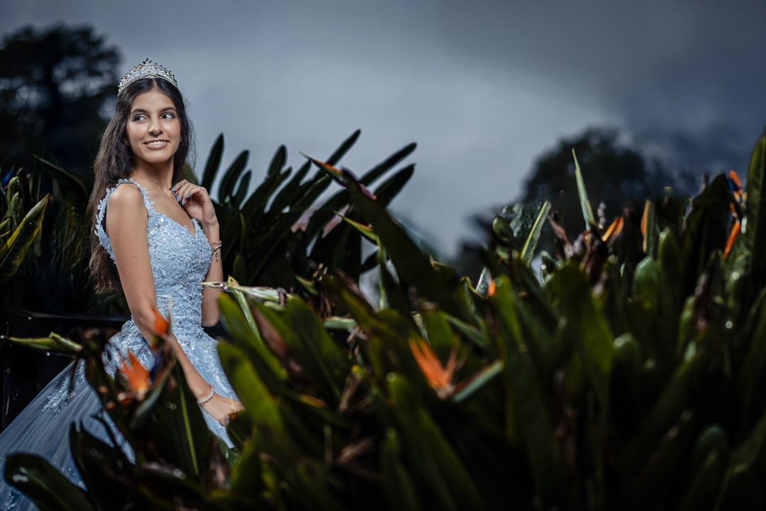 Fotografía de una joven celebrando sus quince años.