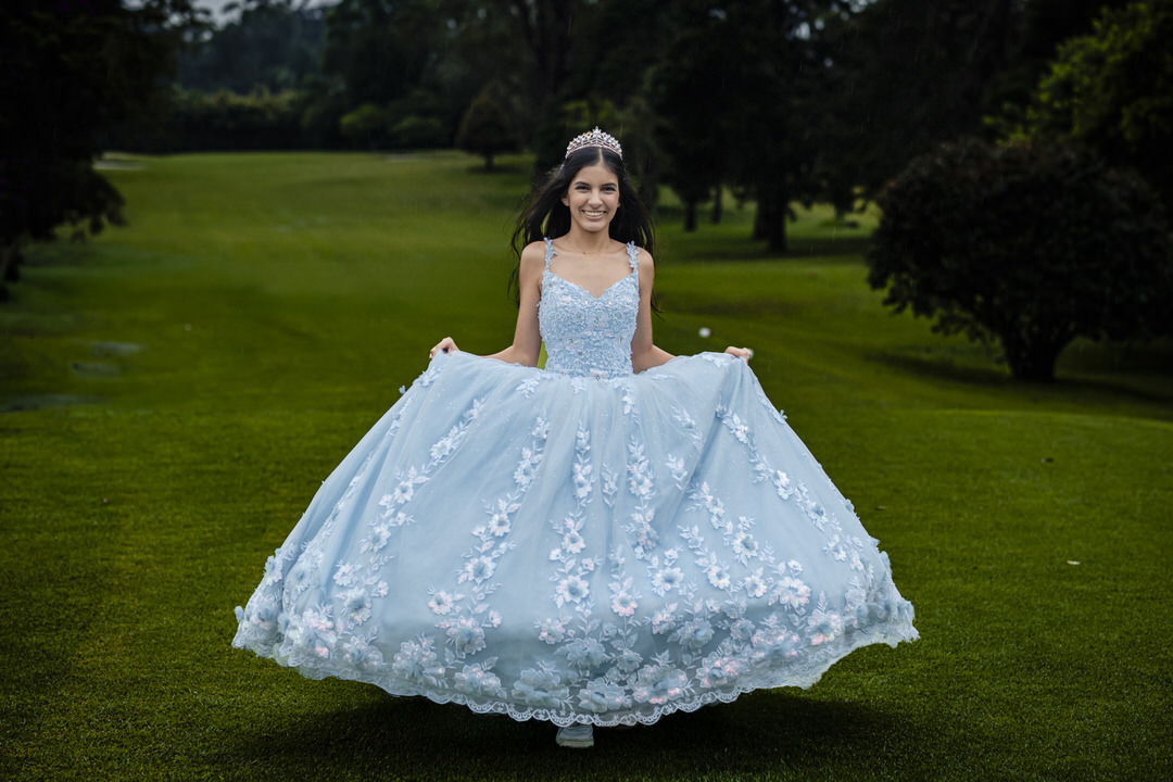 Retrato lleno de elegancia y personalidad para una quinceañera.