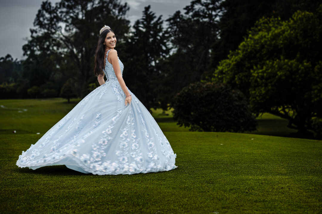 Retrato lleno de elegancia y personalidad para una quinceañera.