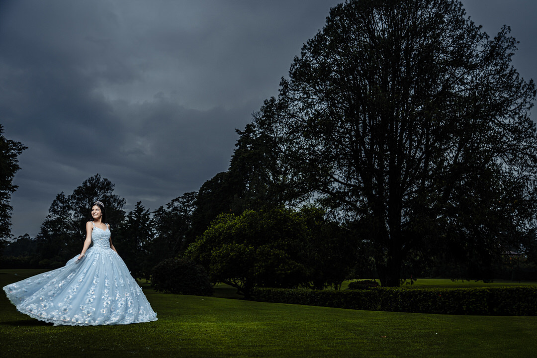 Fotografía profesional de una quinceañera en Medellín.