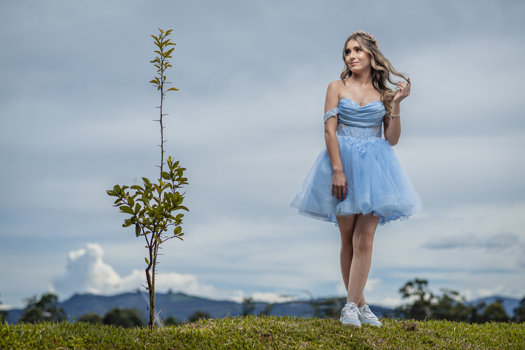 Retrato de quinceañera con un estilo elegante y natural.