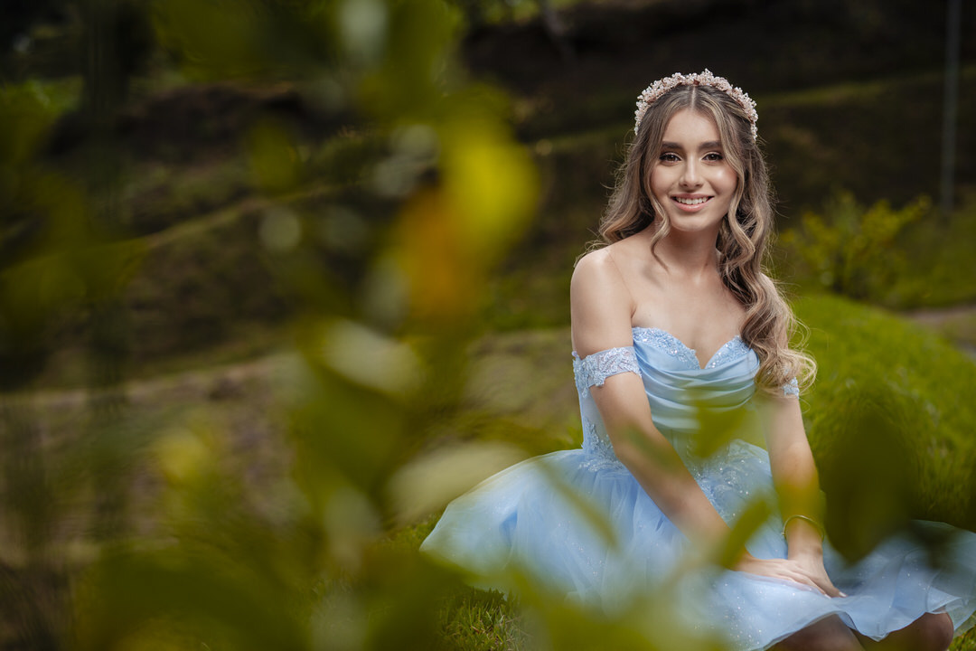 Retrato de quinceañera con un estilo elegante y natural.