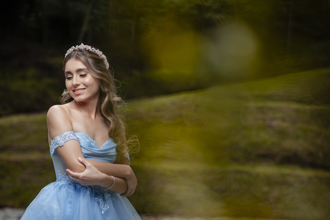 Retrato de quinceañera con vestido de gala.