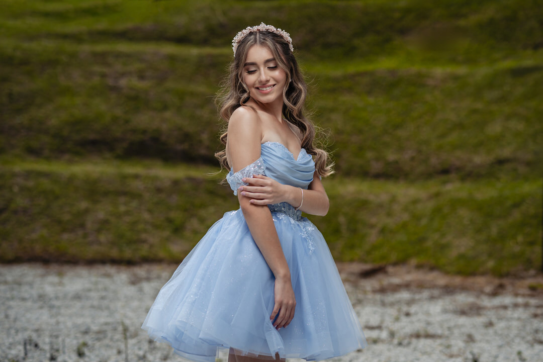 Fotografía profesional de una quinceañera en Medellín.