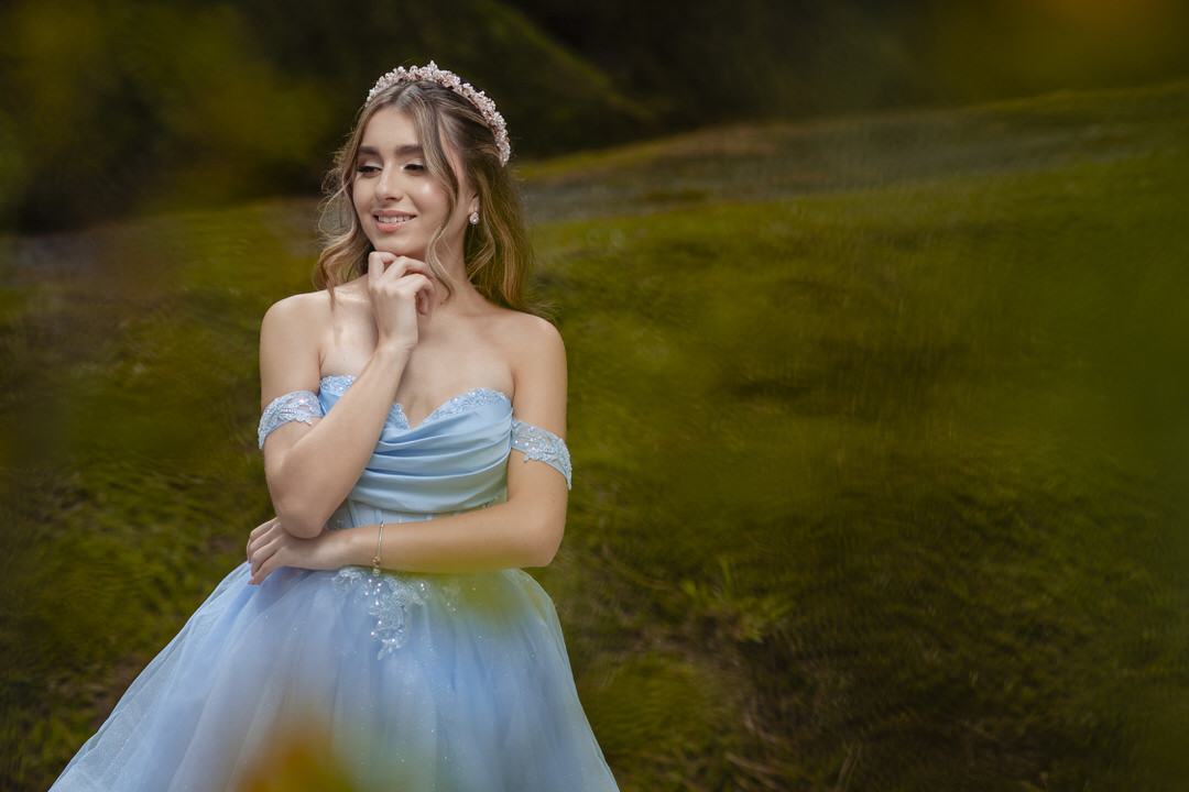 Retrato lleno de elegancia y personalidad para una quinceañera.