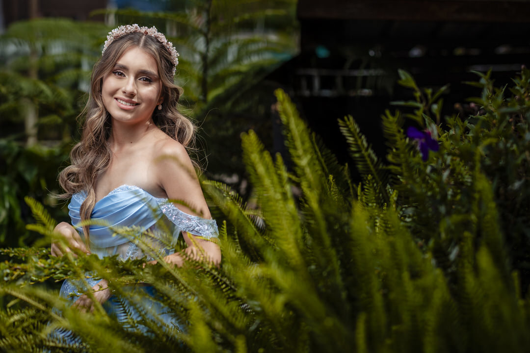 Retrato lleno de elegancia y personalidad para una quinceañera.