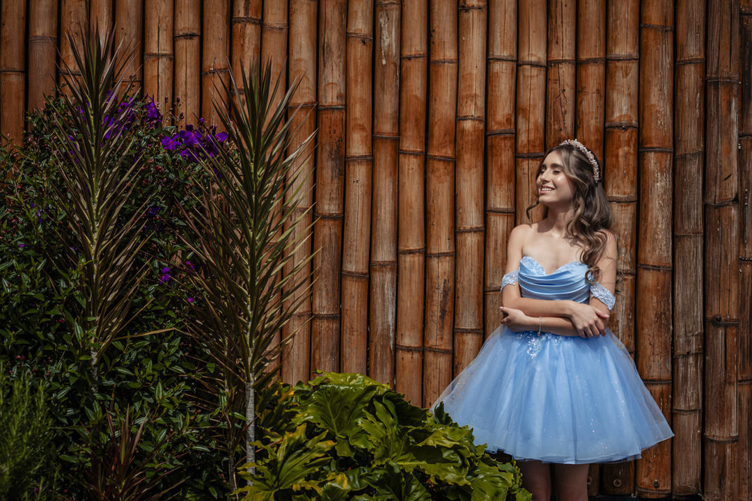 Fotografía de una joven celebrando sus quince años.