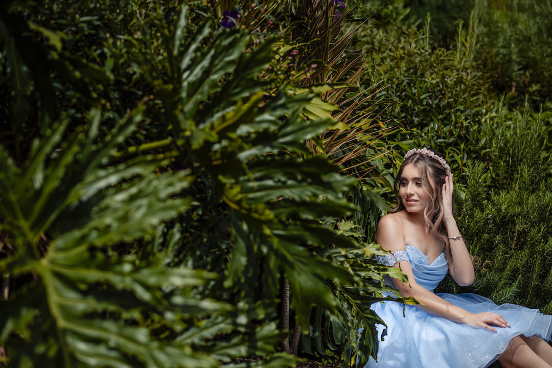 Fotografía de una joven celebrando sus quince años.