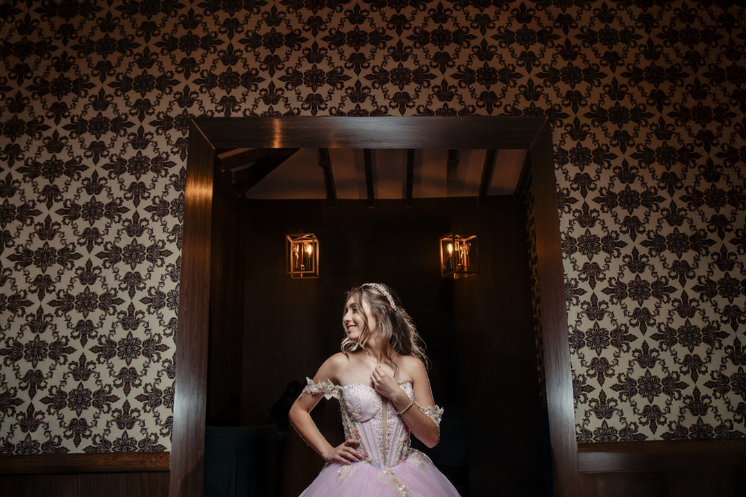 Fotografía de una joven celebrando sus quince años.