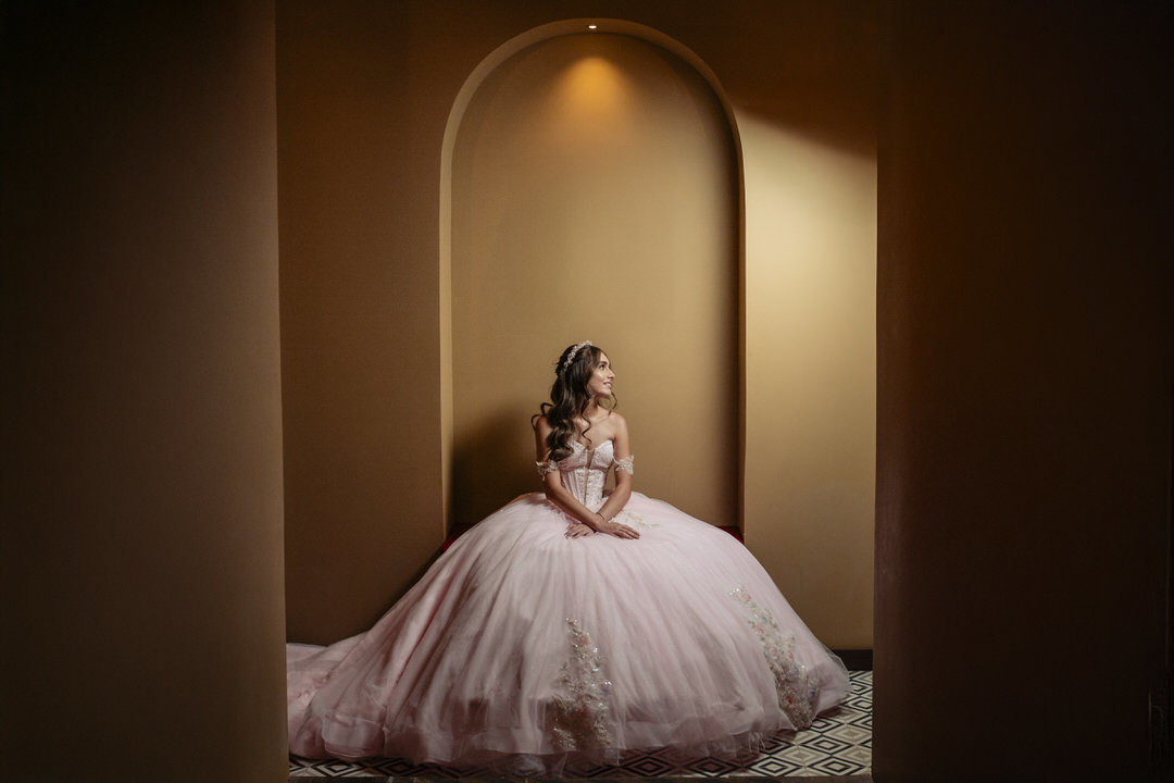 Fotografía de una joven celebrando sus quince años.