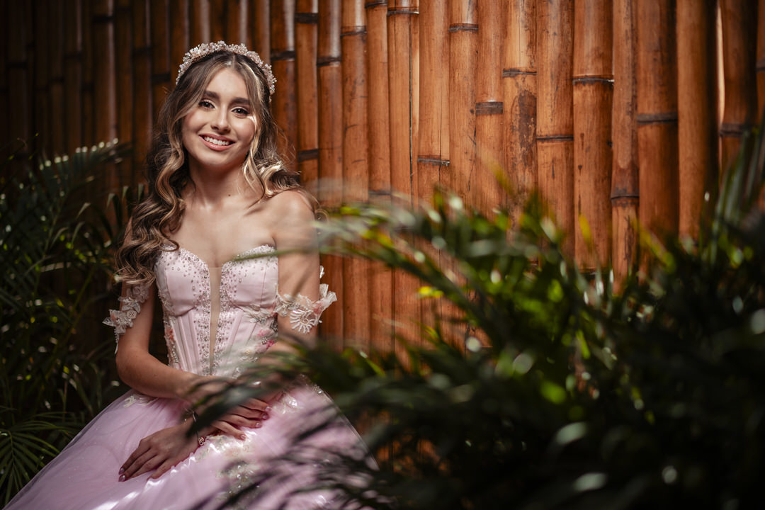 Sesión de cumpleaños número quince con un estilo clásico.