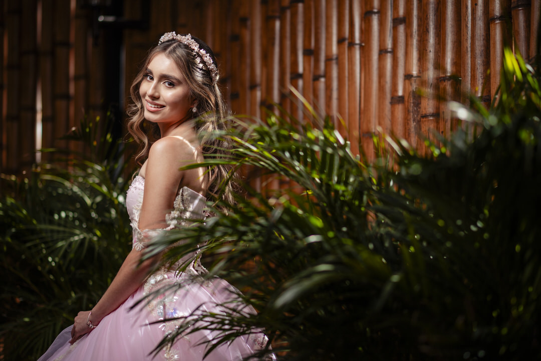 Retrato lleno de elegancia y personalidad para una quinceañera.