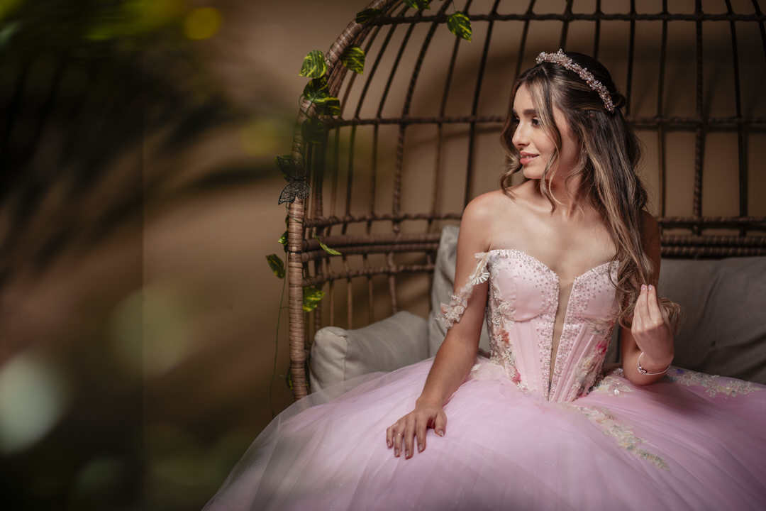 Retrato lleno de elegancia y personalidad para una quinceañera.