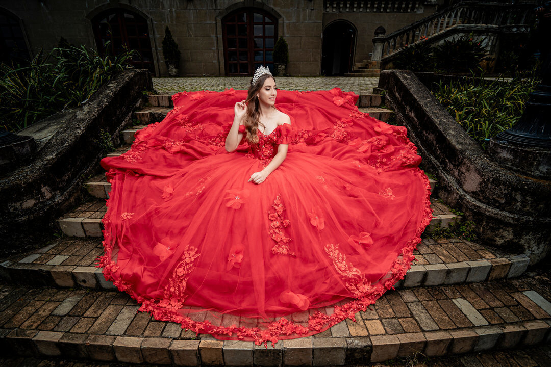 Retrato artístico de quinceañera en un escenario histórico.