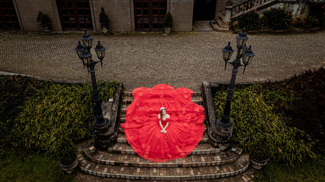 Retrato artístico de quinceañera en un escenario histórico.