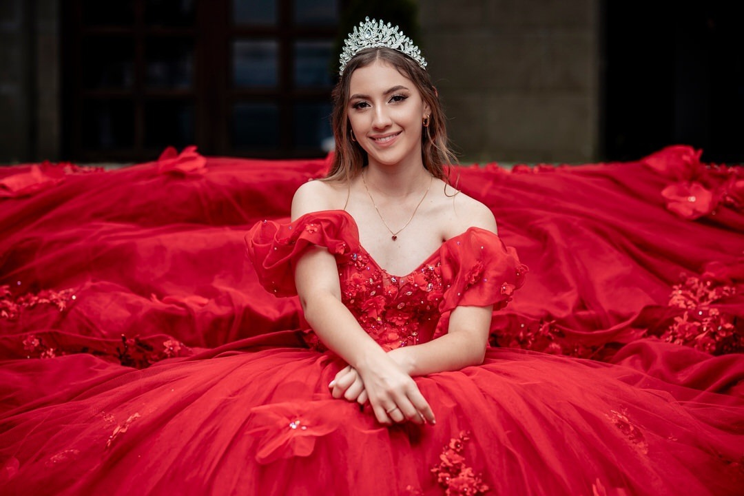 Retrato artístico de quinceañera en un escenario histórico.