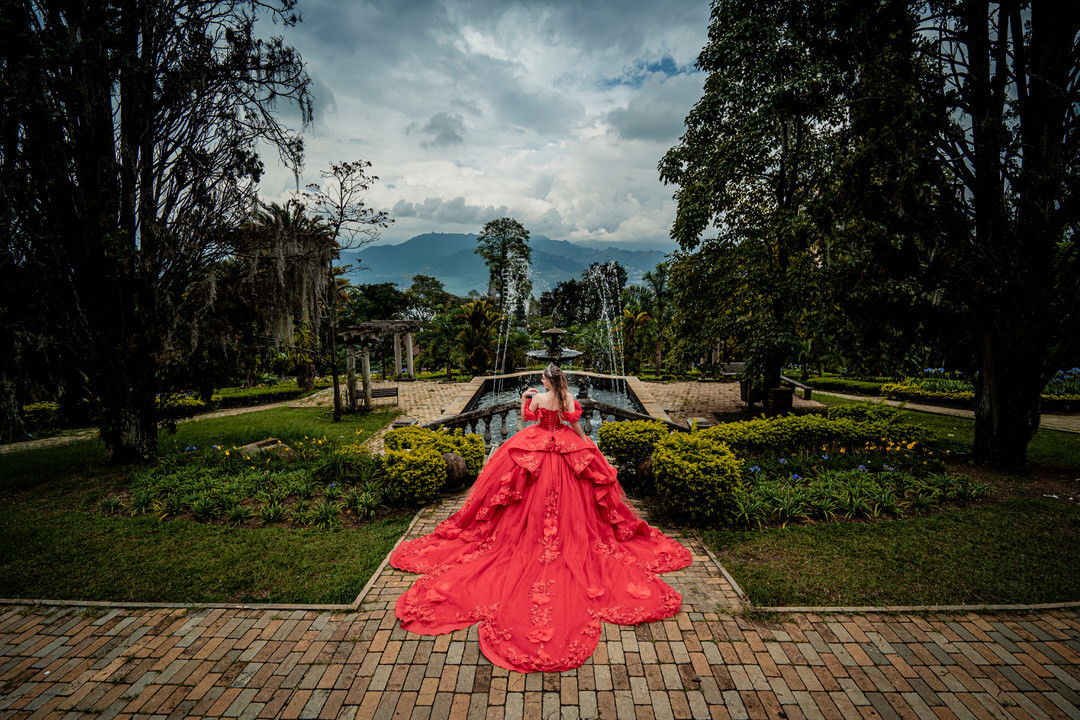 Retrato artístico de quinceañera en un escenario histórico.